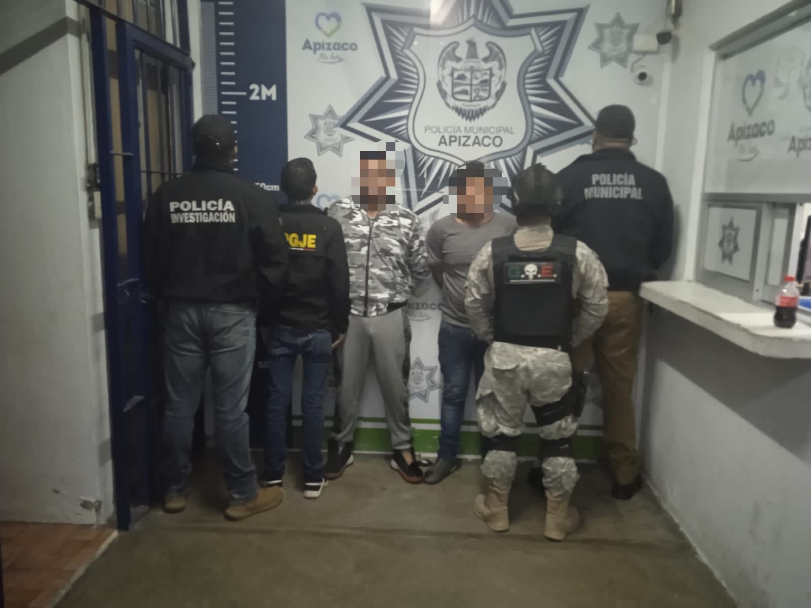 Policía Municipal de Apizaco frustra asalto a camión y asegura a dos presuntos delincuentes